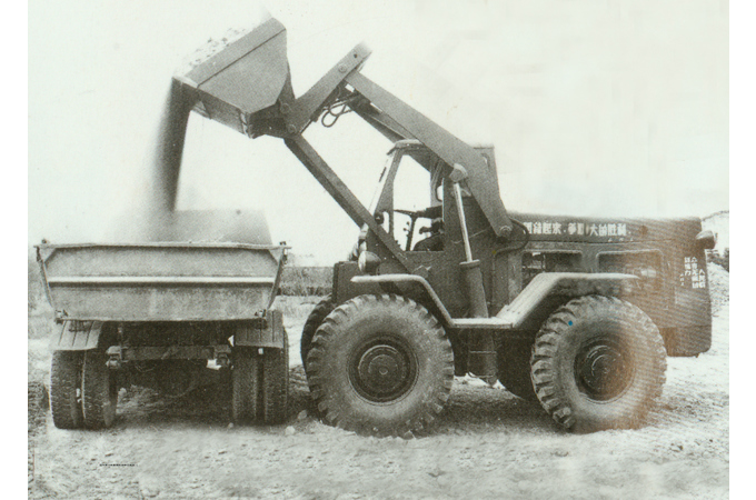 1966年，柳工第一臺裝載機(jī)Z435研制成功
