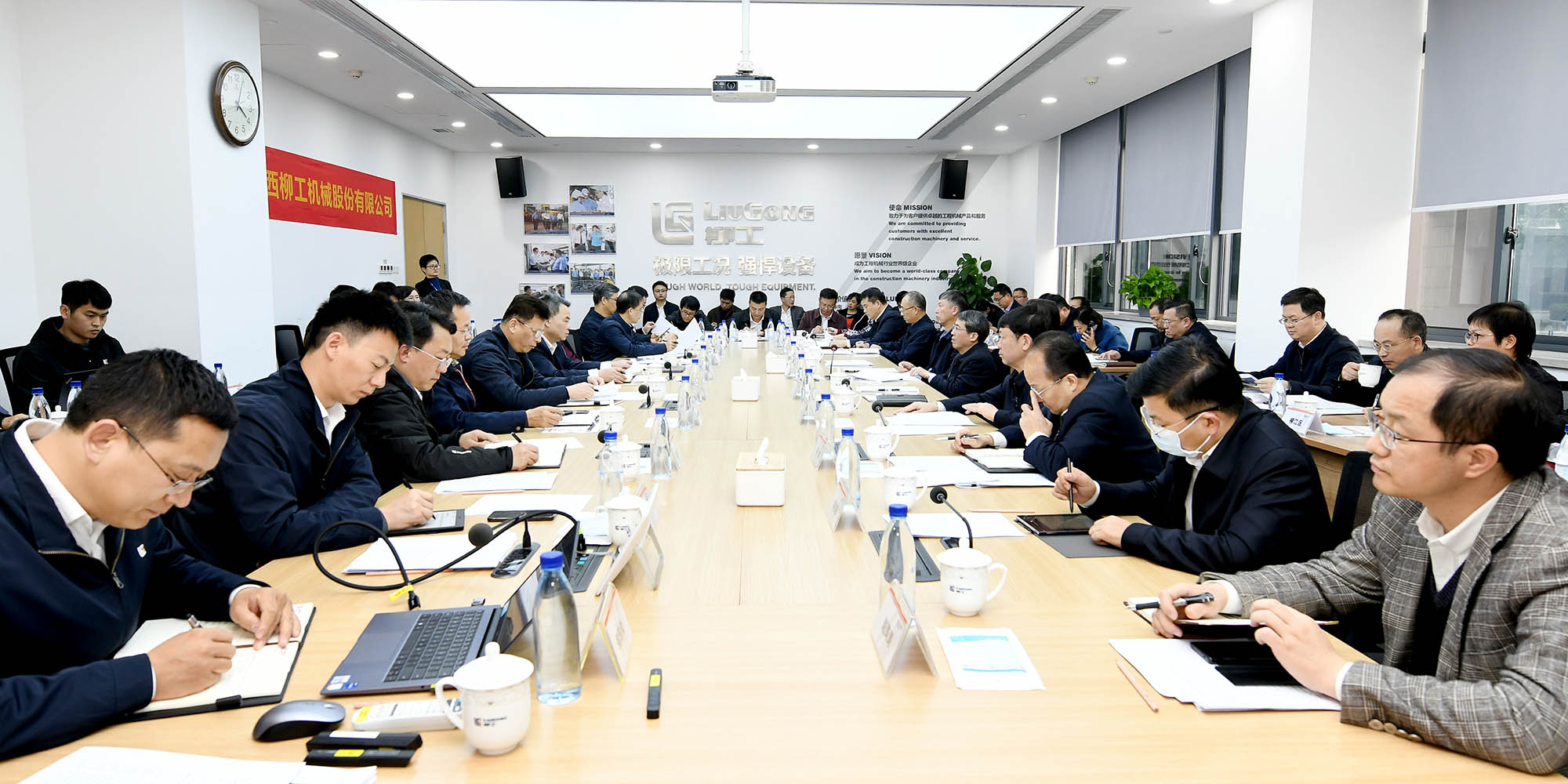 政企齊心 穩贏開門紅 | 柳州市四家班子領導與柳工管理層座談