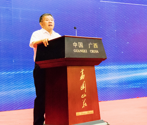 公司獲“廣西十佳企業” 曾光安獲“廣西十佳企業家”并發表主旨演講