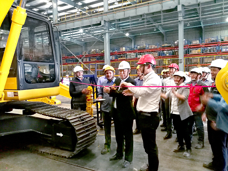 柳工機(jī)械加快海外本地化制造步伐　柳工印度工廠第一臺(tái)本地化挖掘機(jī)下線