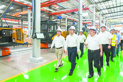自治區(qū)副主席、柳州市委書記譚丕創(chuàng)到柳工調(diào)研